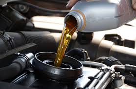 Fotografía de un cambio e aceite en un vehiculo